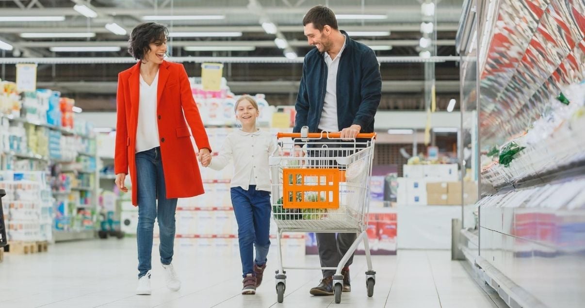 Familia contenta en el supermercado después de haber un punto de venta optimizado para generar traffic building