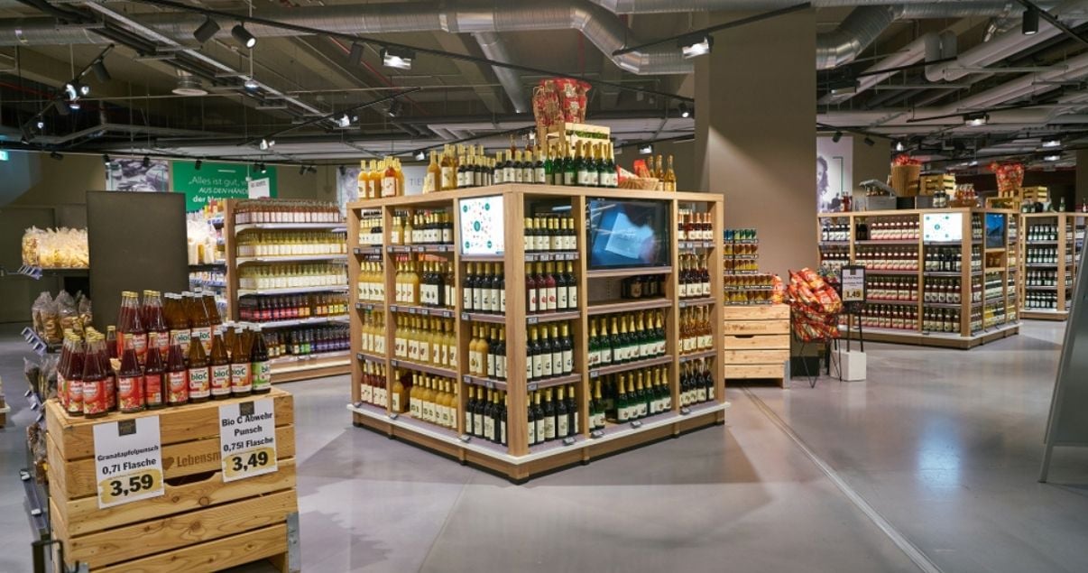 Góndolas de un supermercado acomodadas y atractivas gracias al visual merchandising