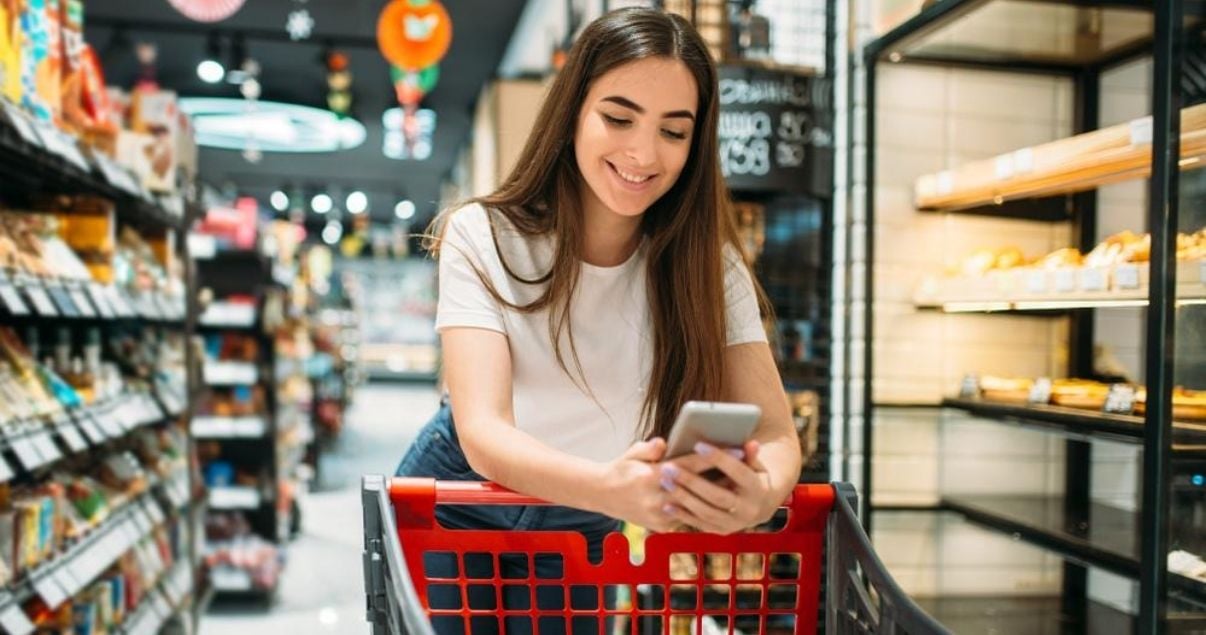 Joven contenta con su producto gracias a la estrategia de facing en supermercados