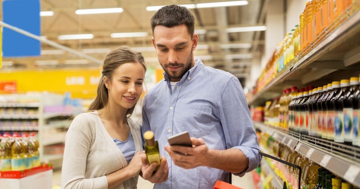 Pareja teniendo una buena experiencia de compra en el punto de venta de un supermercado gracias al Marketing Experience de BMO