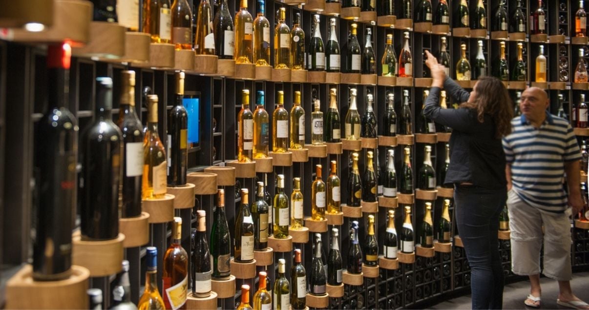 Parejacomprando vinos en epoca de vendimia gracias a campañas de Marketing Estacional de BMO