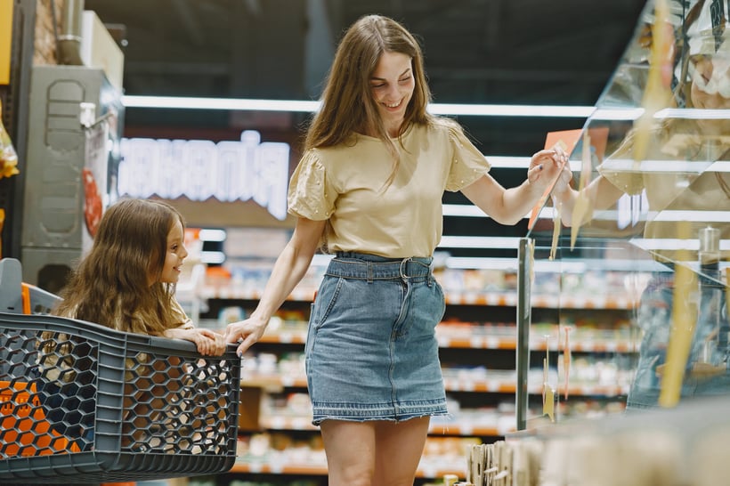 familia-supermercado-mujer-camiseta-marron-gente-elige-productos-madre-hija